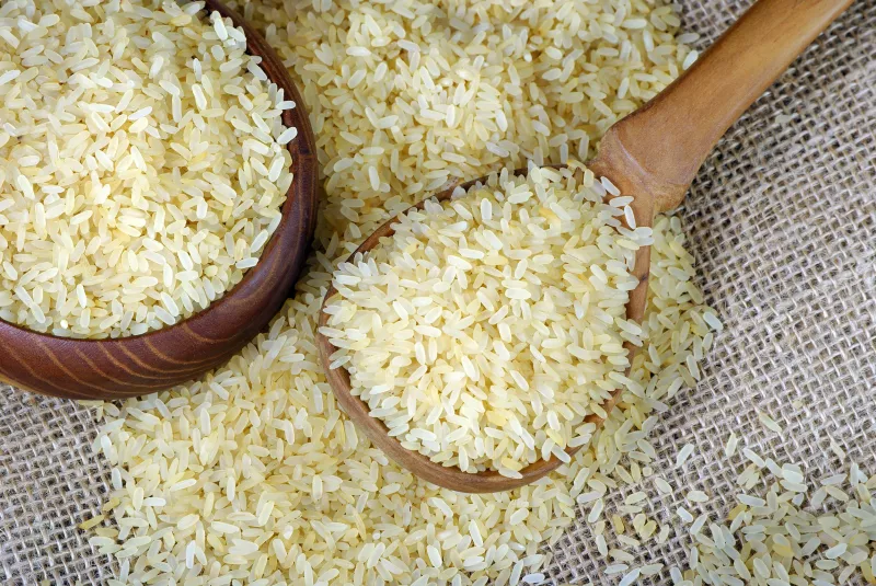 Szobahőmérsékleten nagyon gyorsan romlik meg a rizs, így érdemes előre kiszámolni, mennyi fogyhat majd az étkezésnél. A baktériumok egy pillanat alatt lepik el, és a mikró sem tehet ellenük. Ha marad a riszből, inkább azonnal hűtsük le.