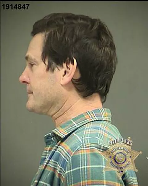 A színészt most Oregon államban tartóztatták le. Egy autós telefonált a zsaruknak, hogy egy autó áll az út közepén, benne egy férfi ül.