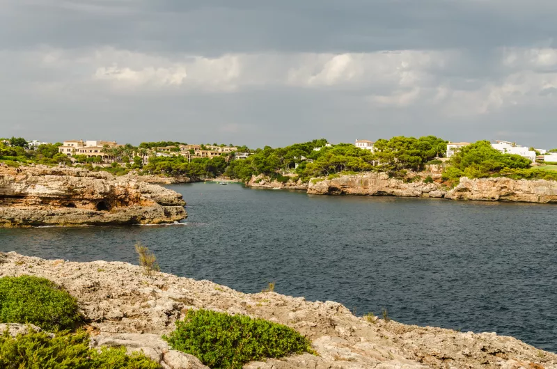 Cala D'or Mallorca egyik legnépszerűbb üdülőhelye. Most egy magyar testvérpár eltűnése miatt került be a hazai hírek közzé a festői tengerpart.