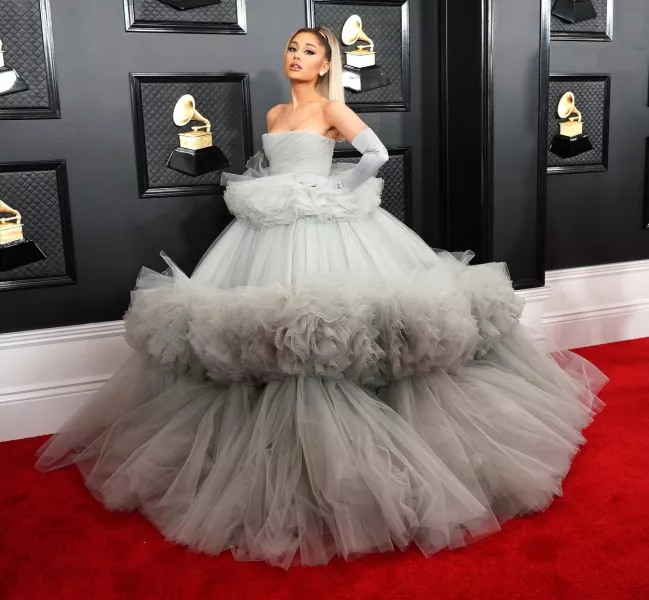 Ariana Grande szelfibiztos ruhába bújt, gyakorlatilag gomolygó füstnek öltözött. Ruhája miatt nehezen lehetett a közelébe férni.