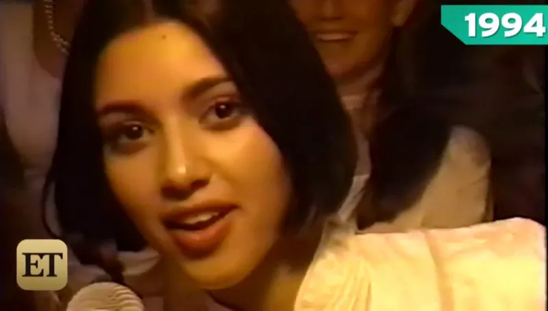 1994-ből is előkerült egy szülinapi videó, amelyen Kim már igazi tini. Kleopátra haja középen van elválasztva, úgy bulizott a nagy napon. De mi van Khloeval és Kourtneyvel? MUTATJUK!