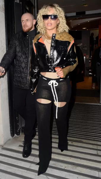 Rita Ora egy a combjain kivágott, szinte áttetsző nadrágban mutatta meg magát a BBC Rádióból távozva. Szexinek nem igazán nevezhetjük.