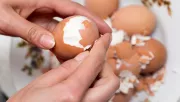 Hibátlan végeredmény: ha így főzöd a tojást, egyben jön le a héja és nem ragad a fehérjére