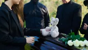 Szenteltvízzel locsolták meg a babát a temetésén: aztán rémisztő dolog történt