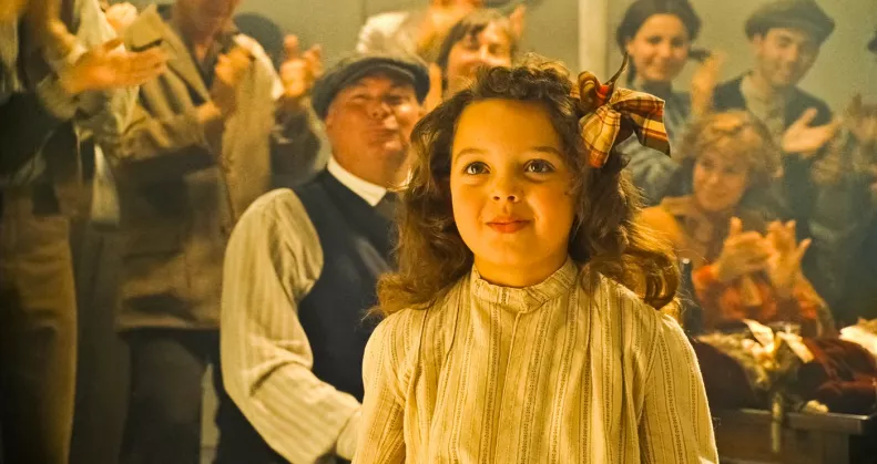 A Titanic cuki kislánya volt: így néz ki ma DiCaprio filmbéli táncpartnere - Fotó