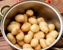 Nem a só vagy az ecet: ezt tedd a krumpli főzővizébe, hogy a burgonya hamarabb megpuhuljon Nem a só vagy az ecet: ezt tedd a krumpli főzővizébe, hogy a burgonya hamarabb megpuhuljon