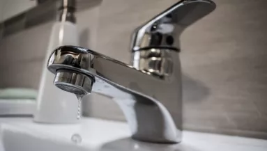 Nem a citrom és nem az ecet: ezzel a filléres trükkel végleg eltüntetheted a vízkövet a csapokról