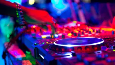 Életfogytiglant is kaphatnak: ismert magyar DJ-k árulták a drogot a bulijaikon - Fotók