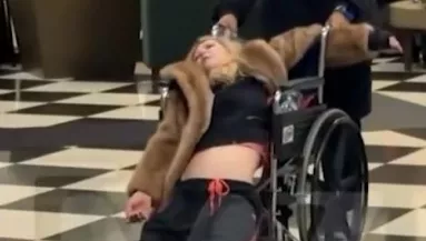 Csont és bőr: bedrogozva, tolókocsiban fotózták le az Amerikai pite sztárját - Fotók