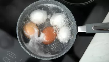 Ezt csináld a tojással főzés előtt, és szinte magától leválik majd a héja