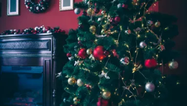 Így tedd meghitté a nappalidat 10 perc alatt – a lakberendezők ünnepi trükkjei