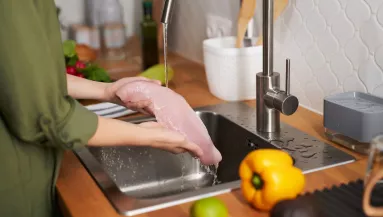 Nagyon veszélyes: ezért ne öblítsd le soha a nyers húst