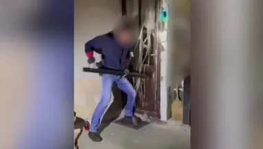 Így törték rá a zsaruk az ajtót a 60 éves kőbányai nagyira: a két unokáját is elvitték