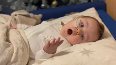 Egy észrevétlen korona-fertőzés után: a kisbaba hirtelen kővé dermedt