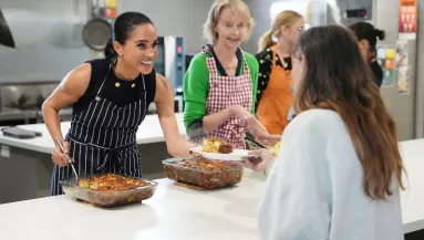 "Ízléstelen!": Nagy a felháborodás Meghan hajléktalanszállón tett látogatása miatt