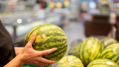 Vége a találgatásnak: Ezzel a 3 egyszerű trükkel mindig mézédes görögdinnyét választhatsz a szupermarketben